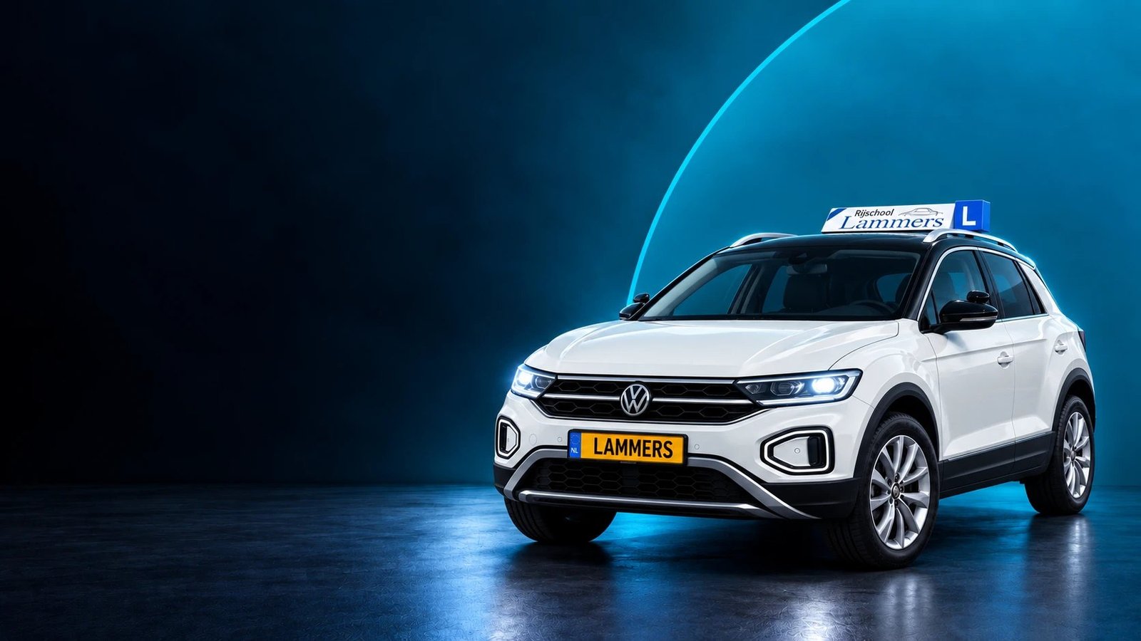 The white Rijschool Lammers Volkswagen T-Roc with the roof sign and the LAMMERS number plate in a blue studio