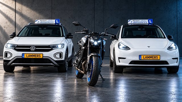 De lesauto's en de lesmotor van Rijschool Lammers: de Volkswagen T-Roc, de Yamaha MT-07 en de Tesla Model Y