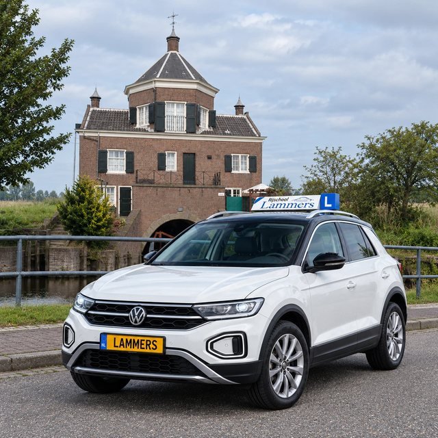 De witte Volkswagen T-Roc van Rijschool Lammers bij het sluisgebouw met groene luiken in Maasdijk