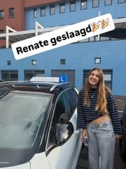 Geslaagde leerling bij de lesauto van Rijschool Lammers