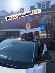 Geslaagde leerling bij de lesauto van Rijschool Lammers