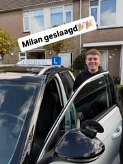 Geslaagde leerling bij de lesauto van Rijschool Lammers