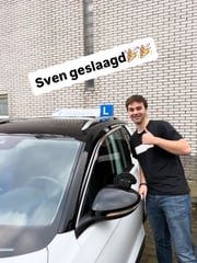 Geslaagde leerling bij de lesauto van Rijschool Lammers