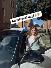 Geslaagde leerling bij de lesauto van Rijschool Lammers