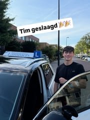 Geslaagde leerling bij de lesauto van Rijschool Lammers