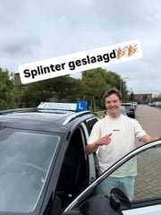 Geslaagde leerling bij de lesauto van Rijschool Lammers