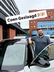 Geslaagde leerling bij de lesauto van Rijschool Lammers