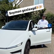 Geslaagde leerling bij de lesauto van Rijschool Lammers